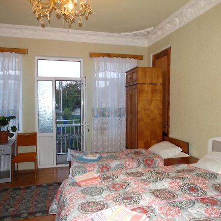 Friends House Hotel Kutaisi Exterior photo